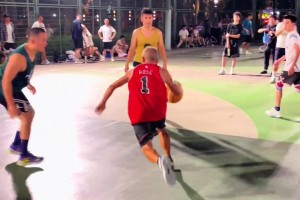 野球場(chǎng)73歲“羅斯”大爺突破被絆倒 小伙子們也是真上防守?。? >
                                        </div>
                                    </div>
                                                                        <div   id=