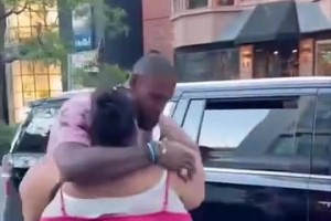 幸災樂禍的追夢！名場面：和女球迷一比，詹姆斯追夢都變小只了！