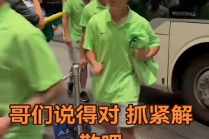 怒其不爭??！實(shí)拍：國安球迷賽后堵在酒店門口怒斥國安眾將表現(xiàn)