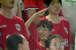 人民有信仰 ！蘇超比賽奏國歌時(shí)，一名小女孩行少先隊(duì)隊(duì)禮