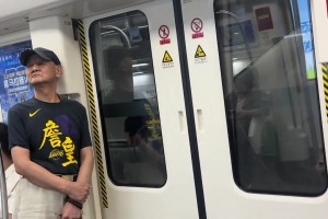 網(wǎng)友地鐵偶遇大爺穿詹姆斯T恤：老詹的球迷都這么老啦？????