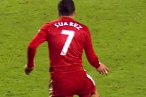 2011年冬窗蘇亞雷斯加盟利物浦，首次亮相就進球！