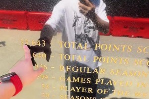 緬懷！趙繼偉在湖人主場(chǎng)加密中心球館外的科比雕像前留念~