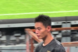 申花球迷賽后集體狂噓薛慶浩，小伙的眼神里充滿了傷心??