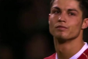 伊布、皮爾洛、加圖索擋在人墻上，但C羅依然踢進了經(jīng)典的任意球