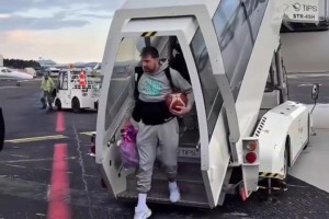 東契奇飛抵斯洛文尼亞：抱球回國獲熱烈歡呼 機(jī)場為球迷簽名