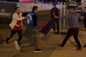 火藥桶???希臘土耳其賽后雙方球迷沖突！穿字母哥球衣的很猛啊