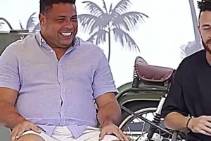 大羅的鐘擺過(guò)人真太傷腿了，膝蓋上有一條巨大的傷痕??