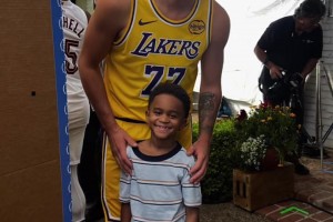 備戰(zhàn)新賽季！東契奇回國拍攝廣告 身穿湖人77號和小球迷合影