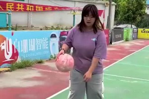 在野球場(chǎng)遇到如此微胖妹紙，吧友們敢和她打1v1么？??