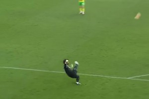 一招致命?！阿利森超遠精準長傳，薩拉赫停球戲耍門將破門！