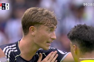 黑哨？赫伊森拉倒反擊的對手被直紅罰下，阿隆索抗議染黃