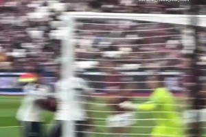 首秀就送上助攻！現(xiàn)場直拍西蒙斯角球助攻薩爾頭球破門！