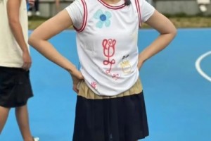 還是辣么美??！劉濤身穿白色T恤搭配黑色百褶短裙現(xiàn)身球場打球~