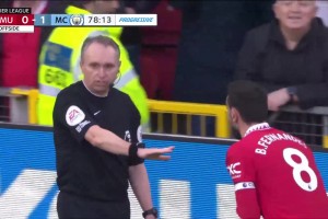 曼市德比最爭議時刻！拉什福德上演越位護球！B費破門進球有效！