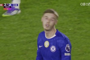 錯(cuò)失良機(jī)！加納喬補(bǔ)時(shí)倒三角回傳，帕爾默打門離譜打高！