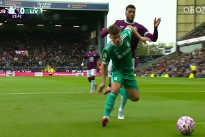 假摔真假??！科爾克茲禁區(qū)內倒地，裁判果斷吹罰假摔黃牌警告