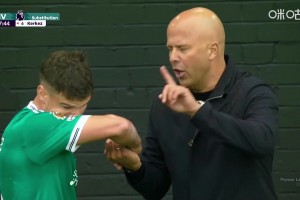 38分鐘就被換下！斯洛特在場邊向科爾克茲解釋