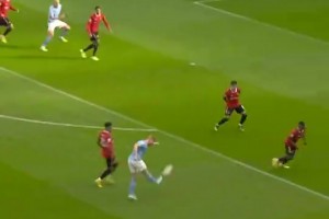 丁?。簻?zhǔn)備吃餅了！曼市德比上經(jīng)典的布丁連線