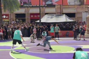 太狠了！郭艾倫此前和徐靜雨1v1，直接晃得徐靜雨飛出去了...??