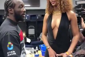 深V連體裝！WNBA球星安吉爾-里斯后臺探望拳手，這穿著真大膽??