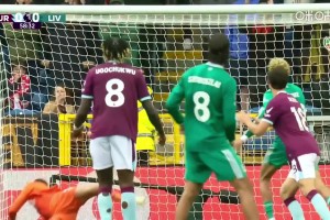 差點再次貢獻世界波！索博禁區(qū)外直接起腳勢大力沉，門將奮力撲出