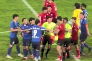 破防！實(shí)拍：國安不敵河南賽后，遠(yuǎn)征的國安球迷在謝場時(shí)口吐芬芳