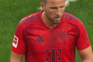 美女主持上場前換上戰(zhàn)靴，這高跟鞋穿上后看起來有一米八??