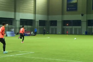 男足訓(xùn)練時腳對腳爆射，不敢想象有甲溝炎的話這一腳下去有多酸爽