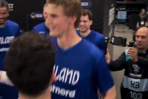 芬蘭賽前熱身互相鼓勵(lì)，瘋狂互扇巴掌，馬爾卡寧臉都被扇紅了??