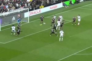 神奇的英超！利茲聯(lián)球員逆天烏龍上演壓哨絕殺??