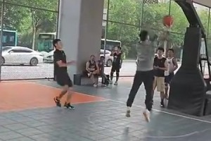 這走步都走到碧塔海了，他還好意思比個(gè)too small??