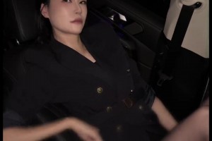 太誘惑了！許諾穿著黑絲躺在車?yán)铮何铱梢猿蔀槟愕淖罴涯兄鹘菃幔? >
                                        </div>
                                    </div>
                                                                        <div   id=