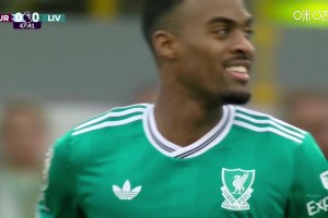 赫拉芬貝赫凌空射門極具威脅，可惜皮球稍稍高出球門