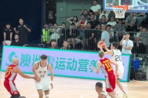 太離譜了！落后2分，張昊籃下快攻接球選擇回傳，失誤葬送比賽