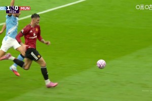 舍什科單刀挑射被多納魯馬撲出！回放停球時手球在先了！