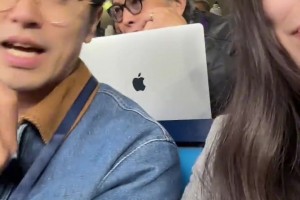 大老師和曼聯(lián)球迷一起看曼市德比，你這小伙怎么一直盯著大老師看