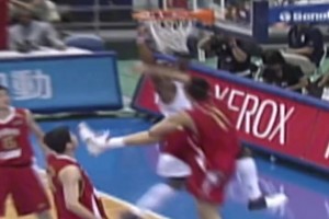 比彈跳沒在怕的！巔峰韋德想隔扣年輕時的阿聯(lián)，也沒那么容易！