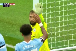 逆天撲救！姆伯莫不停球凌空抽射！多納魯馬飛身極限撲出！