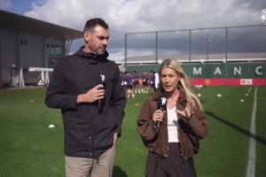 曼聯(lián)的歡迎儀式把拉門斯往死里打啊，遲到的姆貝莫也一起打??