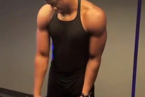 這么看白邊是真壯啊！懷特塞德此前收到熱火文化球衣！