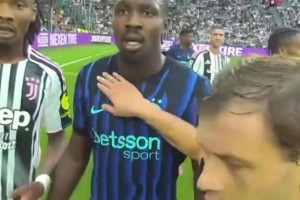 裁判第一視角下圖拉姆兄弟的經(jīng)典鏡頭已被球迷玩壞了。。。??