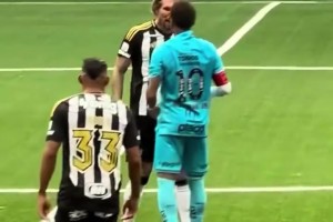 內(nèi)馬爾被惡意拉拽后怒了，與對(duì)手對(duì)噴