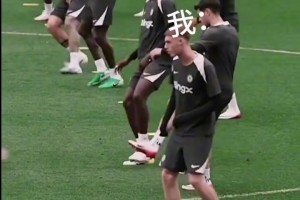 這人會不會踢球？訓(xùn)練時(shí)的帕爾默??