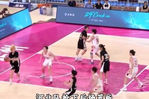 腦子短路了？河北女籃一球員接球后竟投向自家籃筐，看懵球迷??