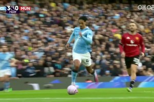 曼聯(lián)防守稀碎！哈蘭德中場送直塞！賴因德斯奔襲單刀射門打偏！