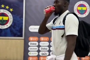 魚缸理論又在上升！奧納納土超首秀獲得全場(chǎng)最佳，擊敗對(duì)方埃德森