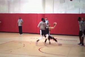 單打哈登！名場(chǎng)面：火箭時(shí)期林書豪隊(duì)內(nèi)訓(xùn)練用腳步晃過哈登！