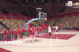 燈泡就位，新援亮相！快船曬最新訓(xùn)練照！老爺車(chē)準(zhǔn)備起航了！