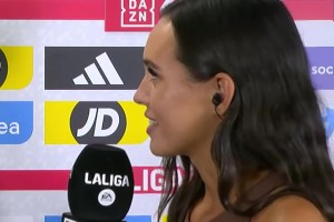 DAZN女主持身材太好，現(xiàn)場接受采訪的球員都不知道該看哪了~